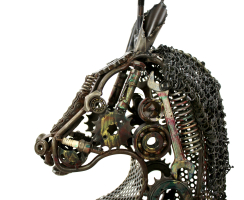Beistelltisch mit Pferdeskulptur aus recyceltem Metall und Glasplatte 56 x 101cm
